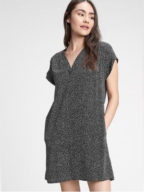 GAP Women Black and White Speckled V-Neck Shift Dress